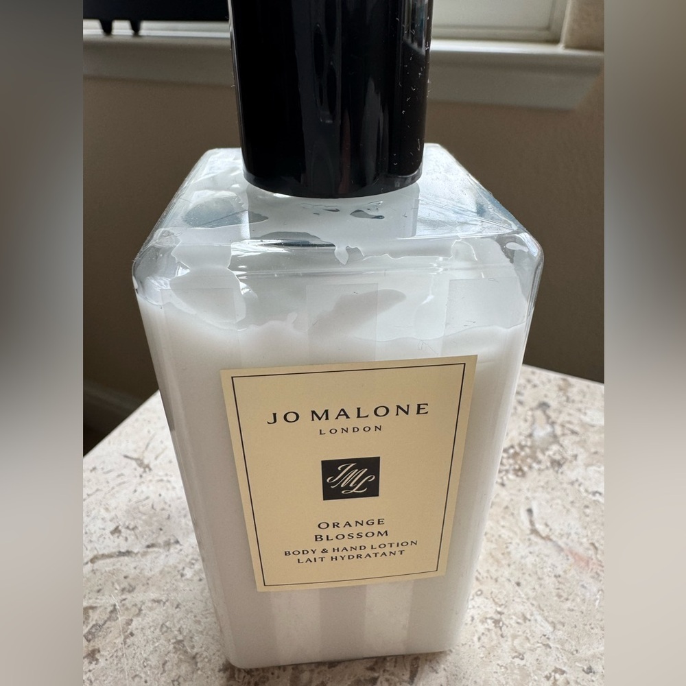 Jo Malone Orange blossom body and hand lotion - Picture 3 of 3